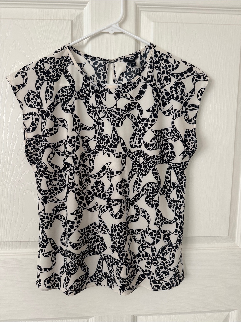 Express Black & White Abstract Print Cap-Sleeve Blouse
